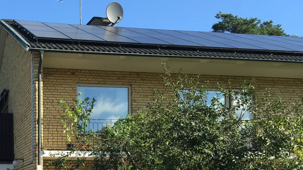 När nya villor byggs kan man med fördel placera solceller på taken och batteri i garaget, skriver Roger Stark, politiskt obunden.