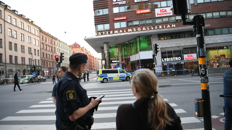 Två personer knivskadades nära Västermalmsgallerian på Kungsholmen i Stockholm.