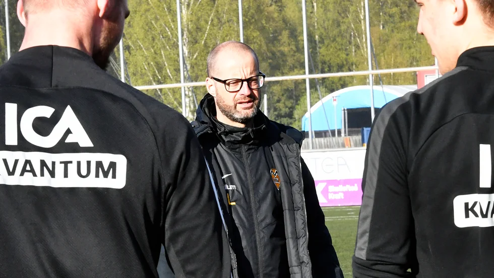 Mattias "Fajje" Lindgren och Myckle IK är offensiva i sitt sätt att spela och i sin framtidstro. Myckle möter Burträsk borta i helgens seriepremiär. 