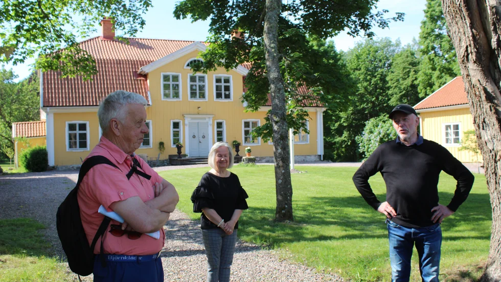 Sven-Erik Pettersson från Naturskyddsföreningen tillsammans med Marita och Lars-Göran Göransson som äger Selesjö herrgård.