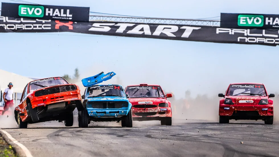 Simon Tiger, bilen till vänster, och Tuomas Venäläinen krokade ihop direkt efter start. Efter målgång så diskades bägge förarna. "Jag kunde inte göra något", säger Tiger om incidenten.