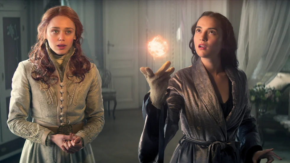 Fantasyberättelsen "Shadow and bone" med Daisy Head och Jessie Mei Li (bilden) får en andra säsong på Netflix. Pressbild.