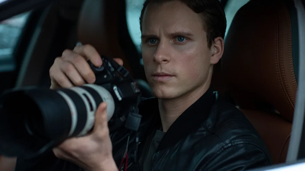 Adam Pålsson ska spela den unge polisen Kurt Wallander i ännu en säsong. Pressbild.