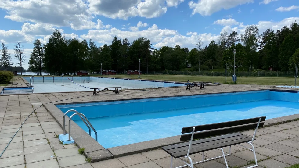 Så här ser det ut på Rörholmsbadet i dag. Planen är dock att laga läckorna och fylla på med vatten och öppna badet.