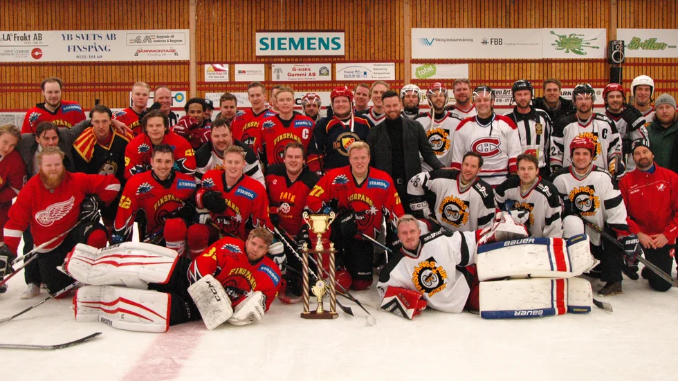 Så här såg det ut efter att Brödrakampens hockeymatch genomförts för några år sedan.