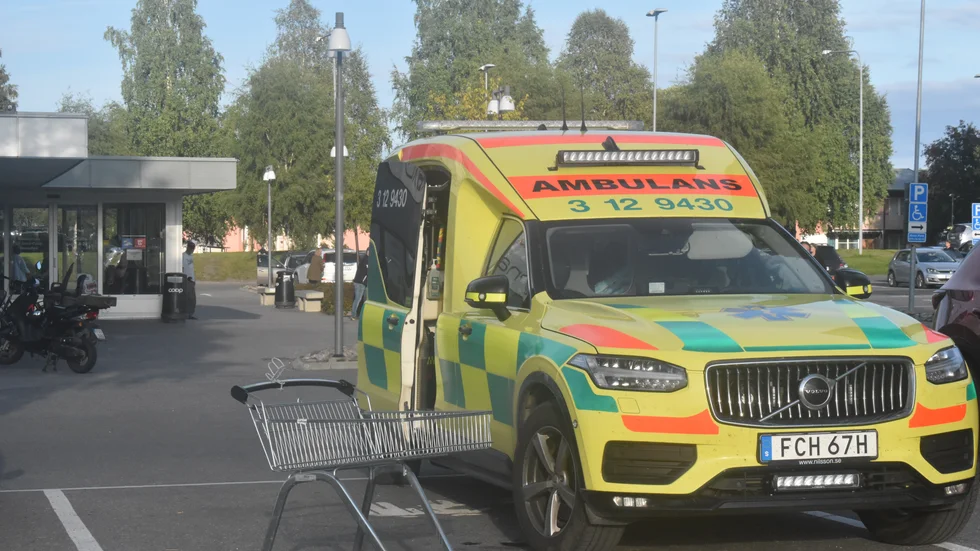 Olyckan ska ha gått bra, enligt ambulanspersonal på plats.