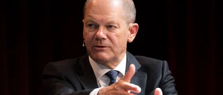 Scholz svarar på Merkels kritik – med smicker