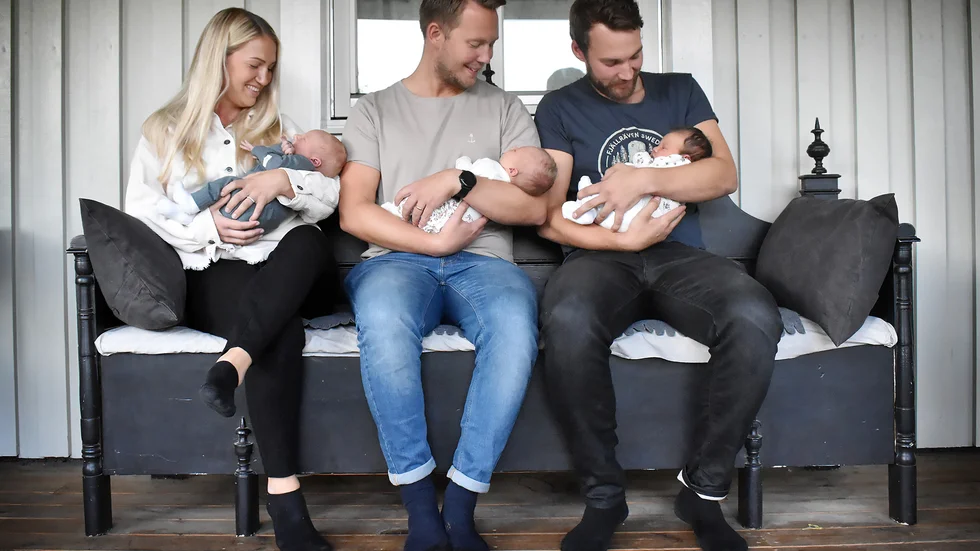 Frida, Anton och Emil Bergqvist med sina tre nyfödda barn. Alla kusiner föddes inom 24 timmar.