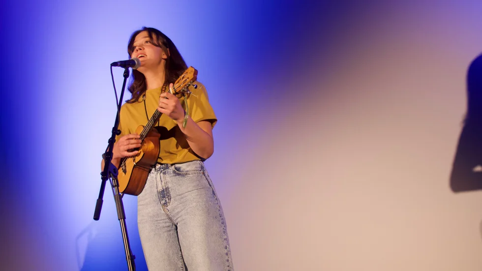 "Till en början var jag jättenervös, men när man hade spelat några låtar var det inte så mycket att vara nervös över", säger Meja Aheinen Vesterlund som spelade ukulele och sjöng.