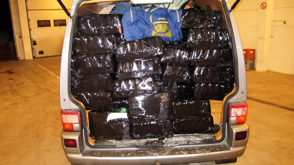 Mannen försökte smuggla in stora mängder med starksprit, cider, vin och drygt 2 000 liter öl i Sverige. Han menar att alkoholen skulle användas vid olika högtider. Nu döms mannen till 5 månaders fängelse.
