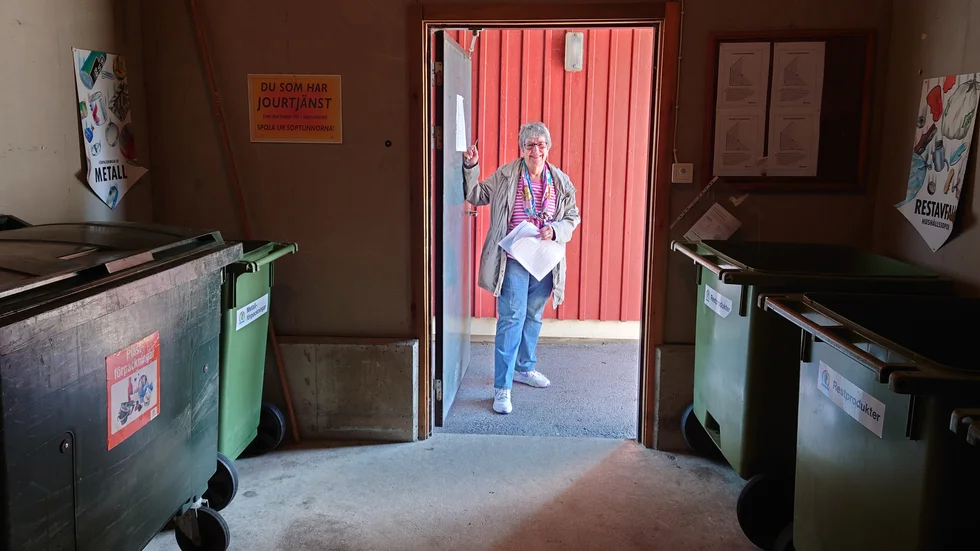 Här i soprummet vill medlemmarna i föreningen Vattendragaren i Torshälla kunna fortsätta lämna sina sopor. Även vintertid. "I vintras vägrade plötsligt sopåkarna att hämta våra sopor", säger Britta Järverud.