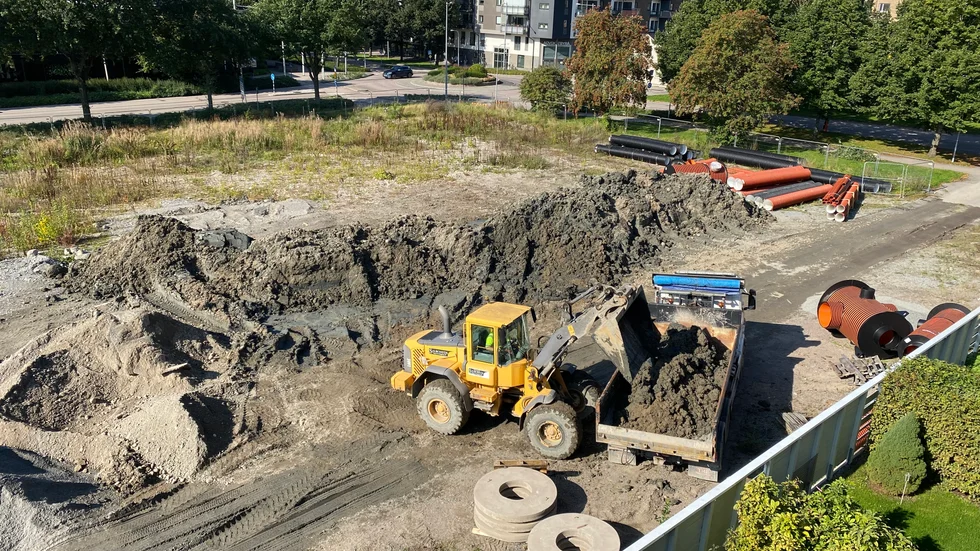 Mellanlagringen av jordmassorna sker på möbelhustomten, vilket orsakar stora störningar för de boende i fastigheten intill.