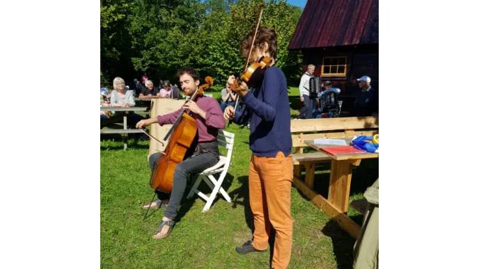 Vackert med fiol och cello.