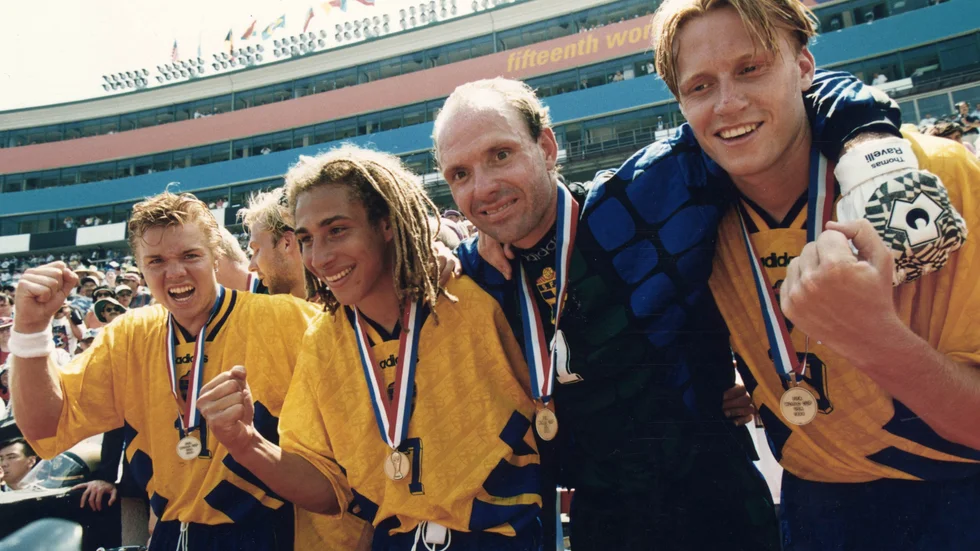 Från vänster: Tomas Brolin, Henke Larsson, Thomas Ravelli och Kennet Andersson med sina medaljer efter bronset i fotbolls-VM i USA 1994. Tomas Brolin medverkar i nya säsongen av "Matchen". Arkivbild.