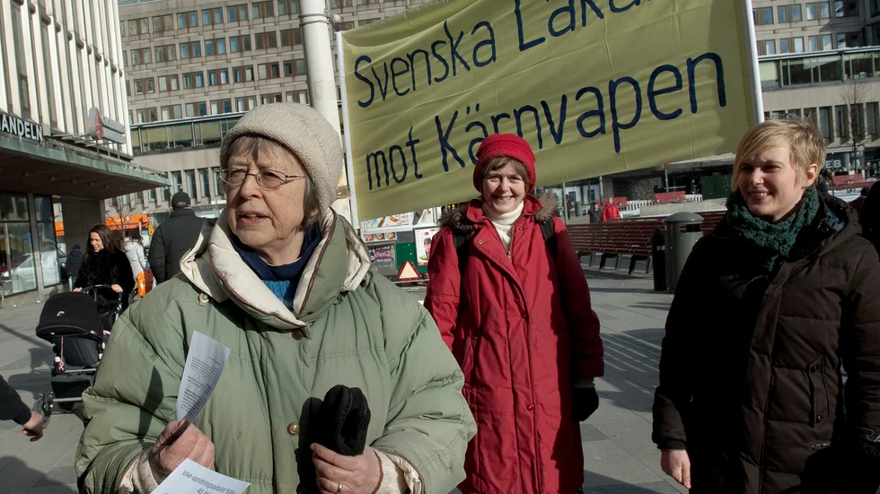 Här ses några medlemmar i föreningen Svenska Läkare mot kärnvapen under en demonstration. 