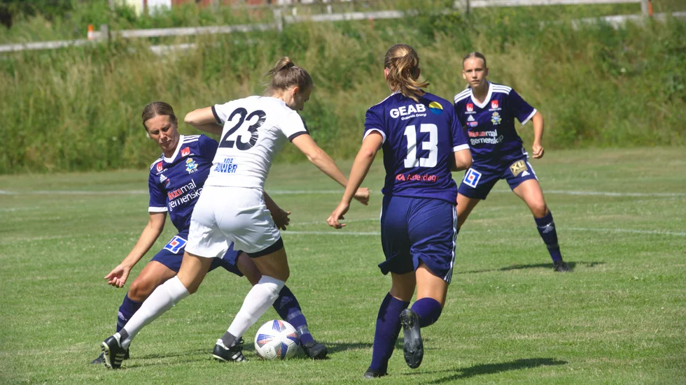 Lagkaptenen Frida Starkenberg dirigerade backlinjen förtjänstfullt. 
