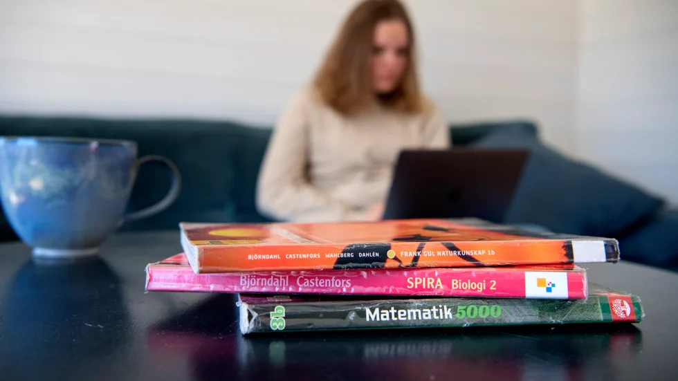 Tjejer brukar generellt få bättre betygssnitt än killar. Men tjejerna har haft svårare än killarna att uppskatta distansundervisning. Arkivbild.