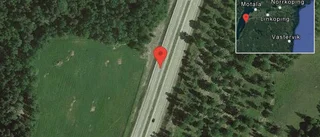 Två stillastående lastbilar på E4 - problem i trafiken