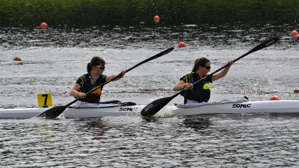 Emelie Birath (bak) och Elsa Biraht (fram) är minst sagt samspelta i vattnet.