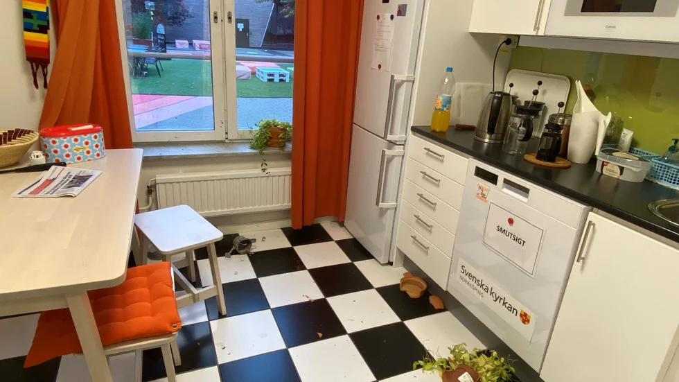 Så här såg det ut i lokalerna hos Diakonicentrum i Norrköping efter inbrottet under natten mot onsdagen.