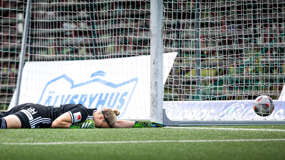 Nichole Persson tvingades försmädligt släppa in Madelen Janogys 2-0-mål lågt vid närmaste stolpen.