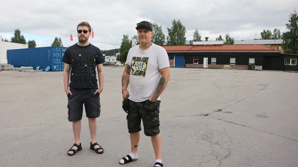 Jarl Gullberg och Daniel Grundström är less på stöket. "Det är värre nu när det är sommar, vintertid är det lite lugnare. Polisen kör bort dem, men sen är de tillbaka igen dagen efter, det tar aldrig slut", säger Daniel Grundström.