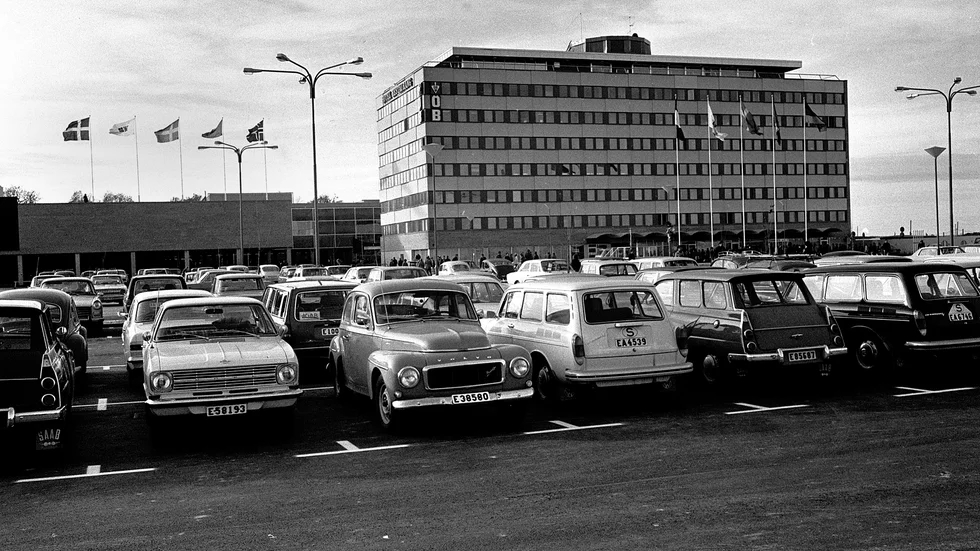 27 oktober 1971. Skäggetorps centrum invigs och mängder med människor har tagit bilen dit för att titta. Nu byggs det igen i Skäggetorp. Willhem bygger om det stora kontorshuset framför centrum till cirka 120 bostäder som ska vara inlfyttningsklara nästa år.