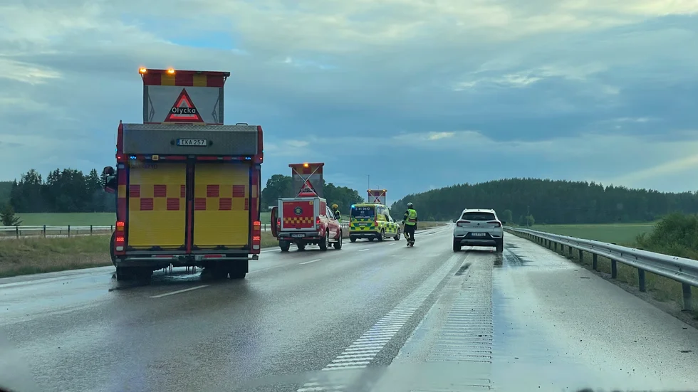 Stora mängder vatten har samlats på bland annat E4:an på grund av kraftigt regn. Räddningstjänst, polis och ambulans är på plats och arbetar. 