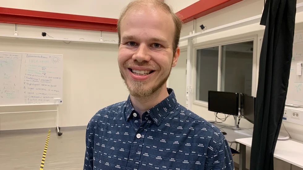 Linköpingsforskaren och eldsjälen Fredrik Löfgren, 32, bland annat känd från tv, har gått bort. Han dog i en bussolycka i Stockholm i veckan.