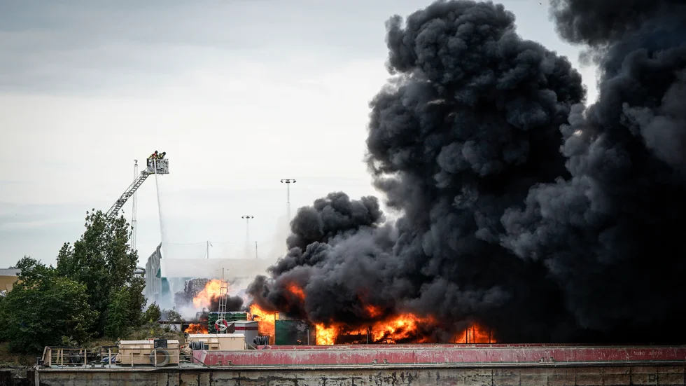 Allmänheten i Norra hamnen i Malmö uppmanades att hålla sig inomhus under torsdagen sedan en brand på en återvinningsanläggning orsakat kraftig rökutveckling i området.