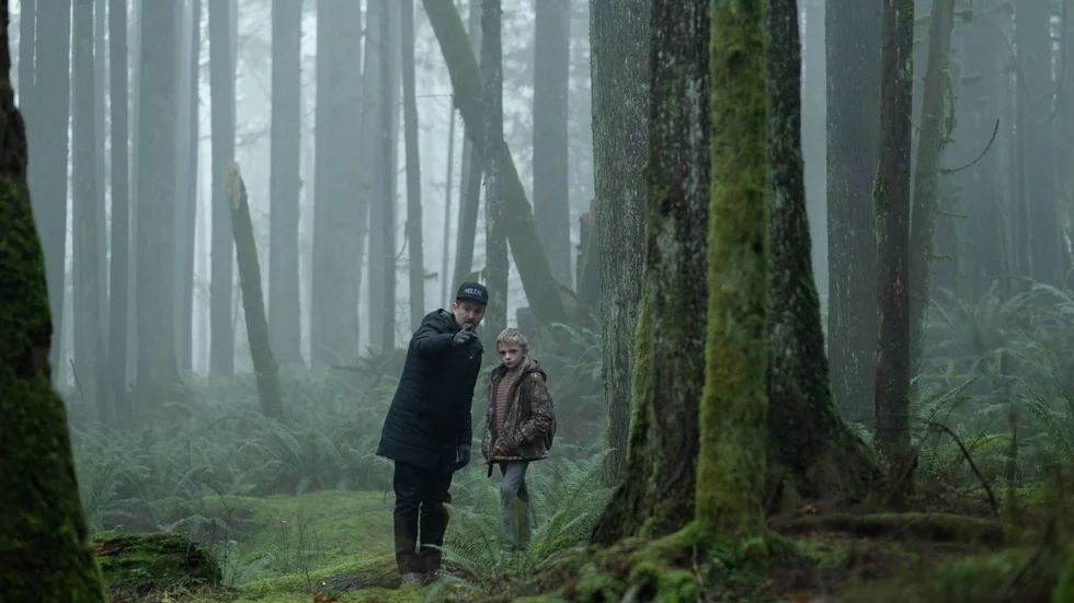 Scott Cooper tillsammans med barnskådespelaren Jeremy T Thomas under inspelningen av "Antlers". Pressbild.