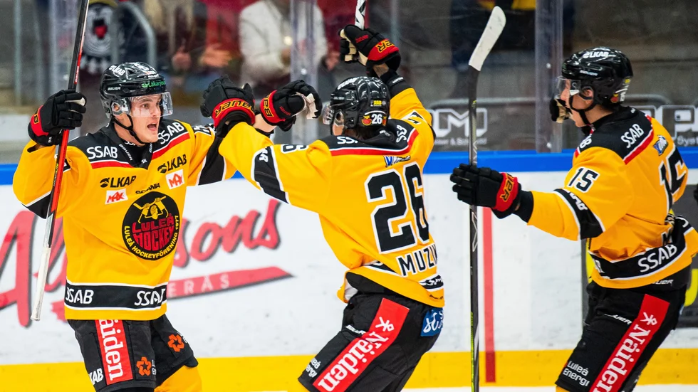 Julius Honka firar med Radek Muzik och Carl Mattsson.