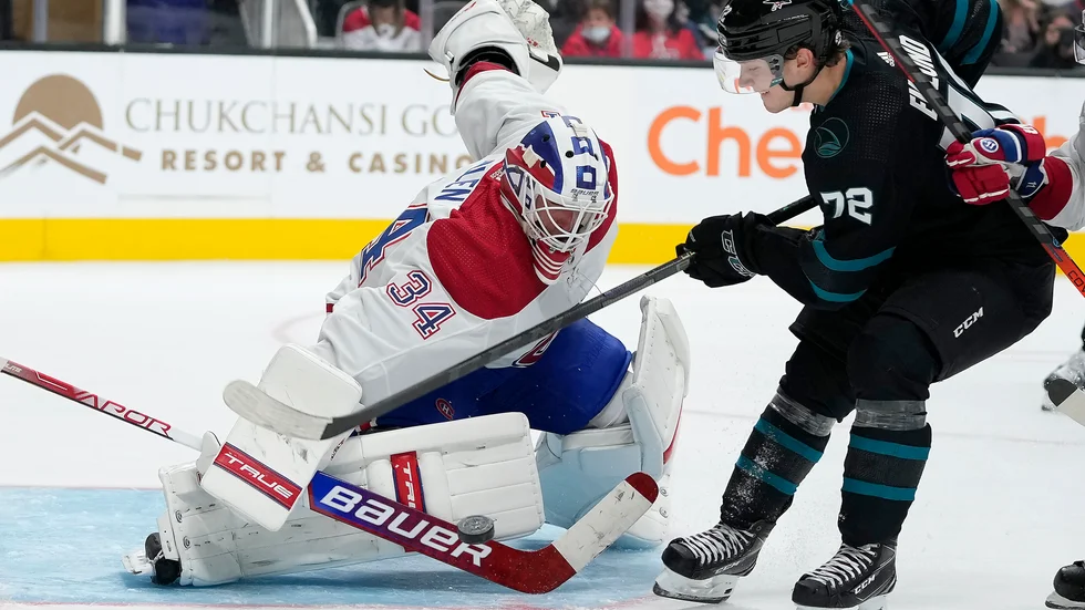 William Eklund i en av sina nio NHL-matcher med San Jose. Arkivbild.