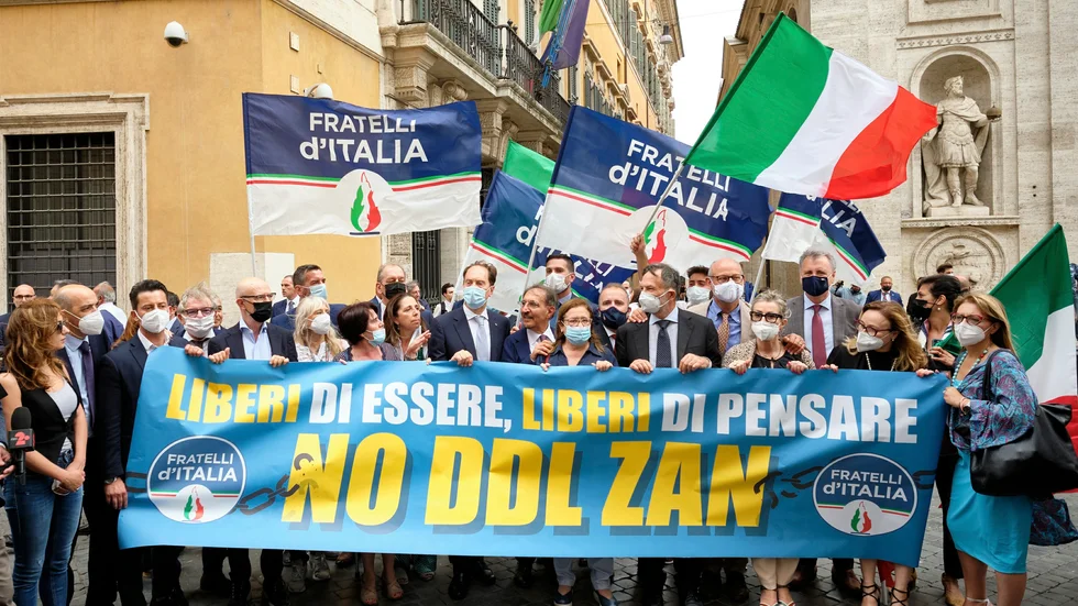 Högerpartiet Fratelli d'Italia – Italiens bröder – vid en demonstration mot lagförslaget mot homo- och transfobi. Bild från i somras.