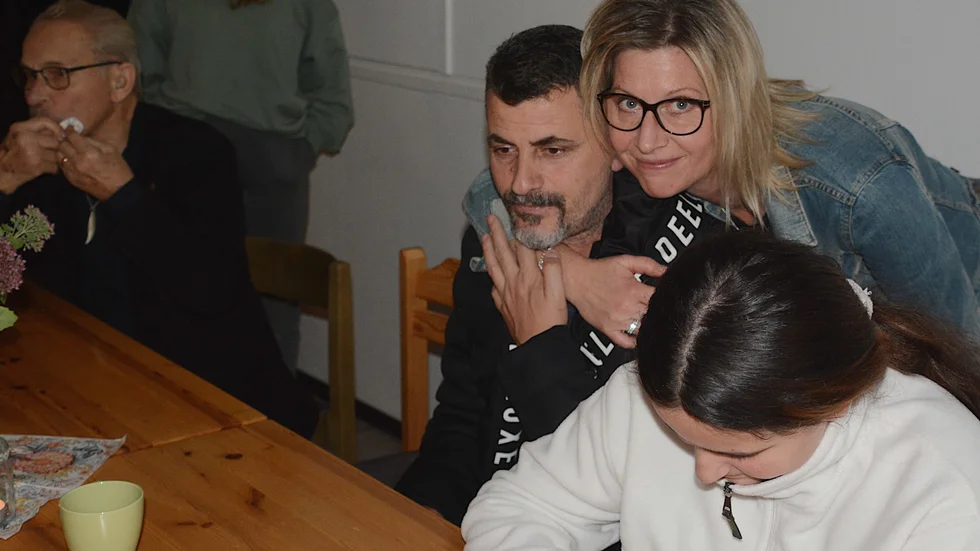 "Det känns tungt, men jag känner också hopp" säger Malin Eliasson och kramar Halil Berisha. "Det här är min bror" fortsätter hon innan hon kramar övriga i familjen. Närmast i bild yngsta dottern Enisa. 