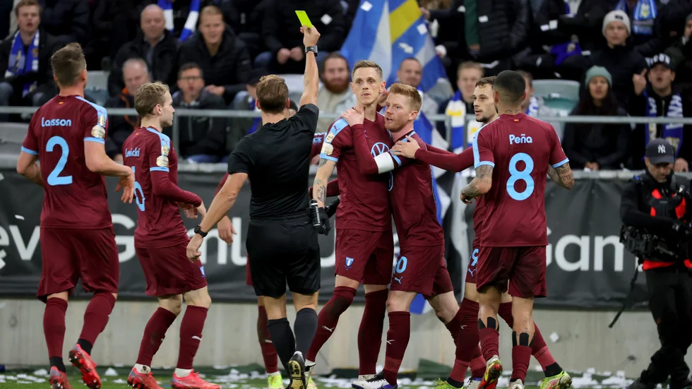 Domaren Kristoffer Karlsson varnar Malmös målskytt Søren Rieks (vänd mot domaren) för hans firande framför Göteborgs supportrar efter 1-0-målet.