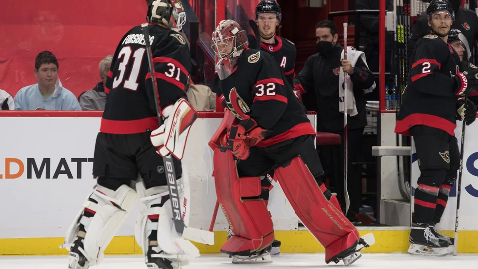Filip Gustavsson (32) har fått lämna Ottawa Senators för farmarlaget Belleville. Kvar i NHL är Anton Forsberg (31) och Matt Murray.