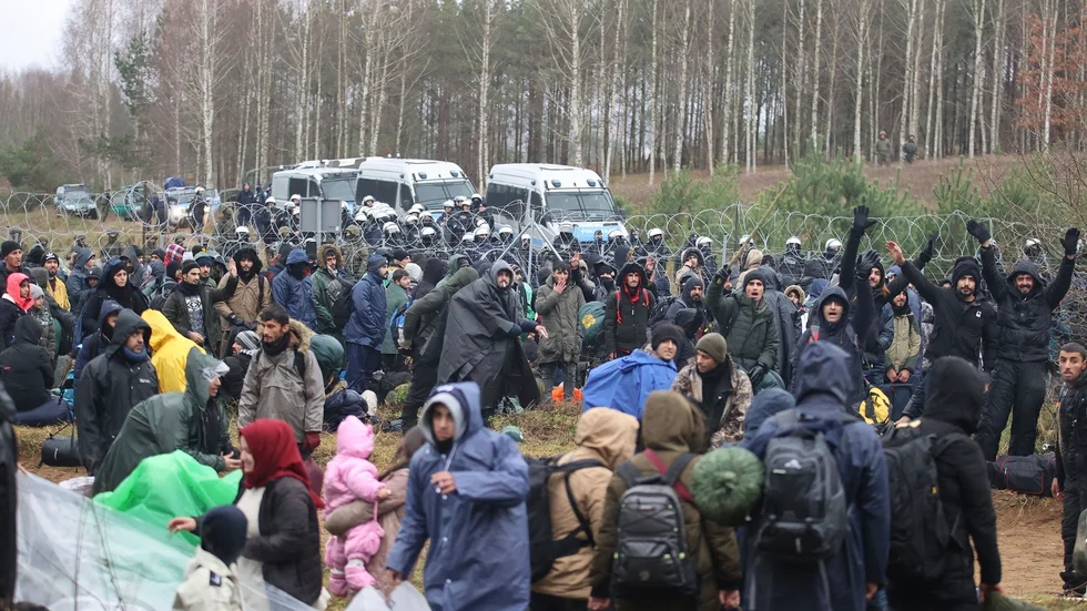 Hundratals migranter befinner sig vid gränsen mellan Polen och Belarus. Den polska regeringen har skickat tusentals soldater till området för att säkra gränsområdet.