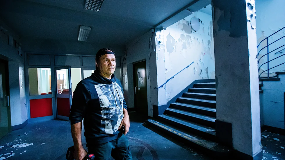 Allan Vonkavaara jobbar som vaktmästare i Sandträsk. Han säger att det finns folk som sett konstiga varelser inne i byggnaden. " En kvinna från malmfälten såg en flicka i rum 13 när hon bodde här."