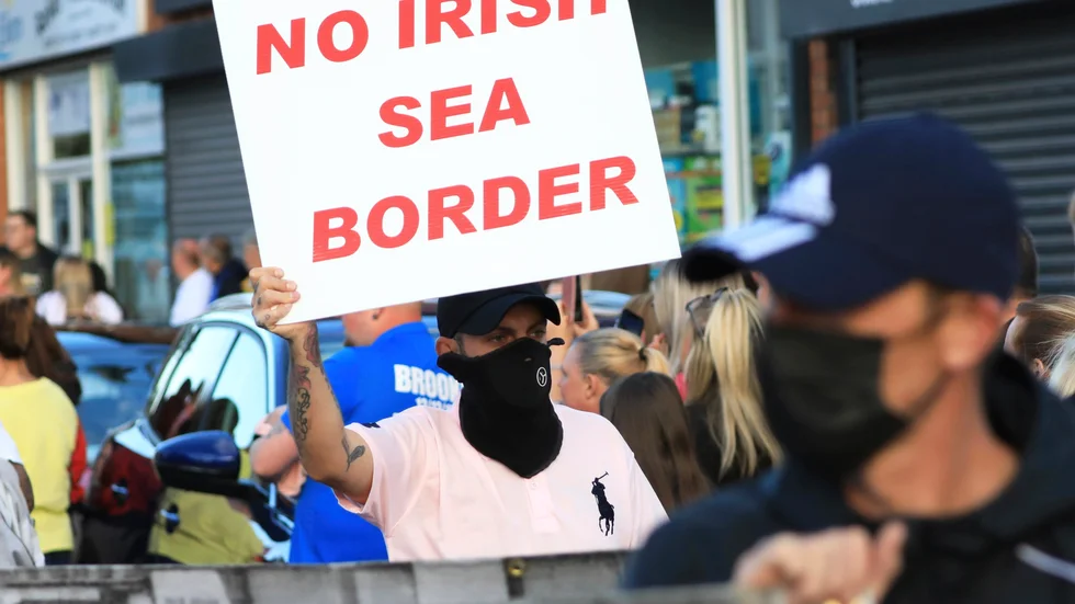 Protester mot Nordirland-protokollet i staden Newtownards i Nordirland. Arkivbild.