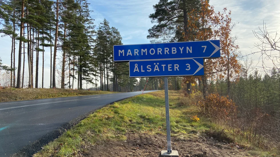 Nu är nya vägskyltar på plats för att visa väg mot Marmorbyn och Ålsäter, men Trafikverkets tryckfelsnisse har förvandlat kransorten till en morrig by.