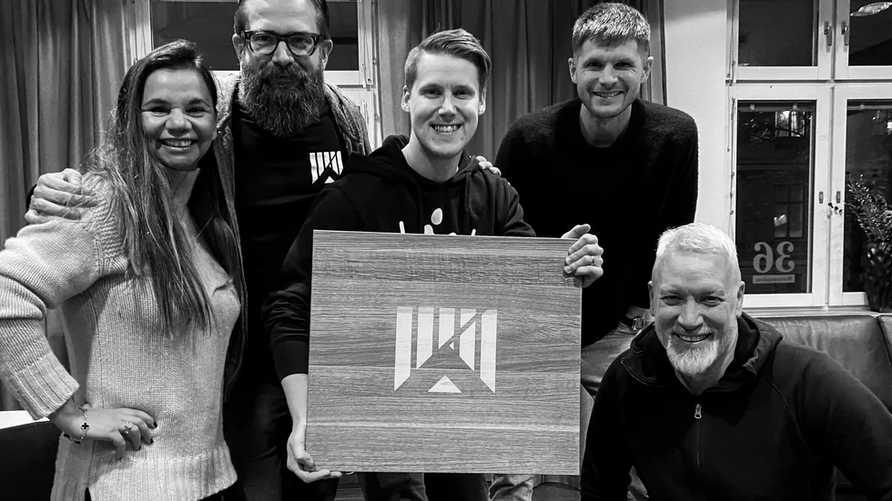 Grundarna Sandrine Peraldi och Fredrik Karlsson Peraldi tillsammans med nya delägarna Samuel Holmström och Jens Lundqvist från Lundqvist trävaru, samt Anton Norberg, Snêks ordförande som också blir ny delägare.