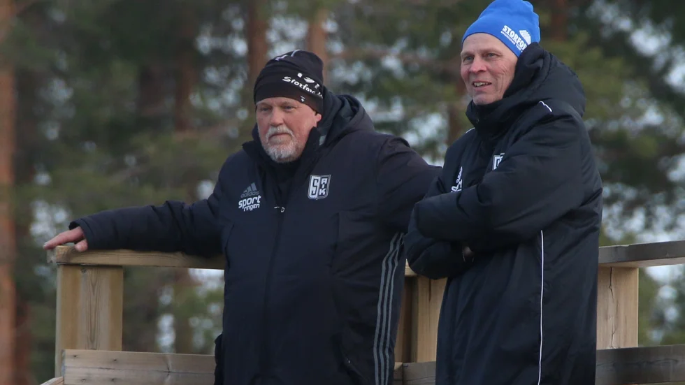 Peter Berglund (till vänster) tar över Storfors AIK när Martti Tikkanen kliver av efter att hans kontrakt gått ut den 31 oktober.