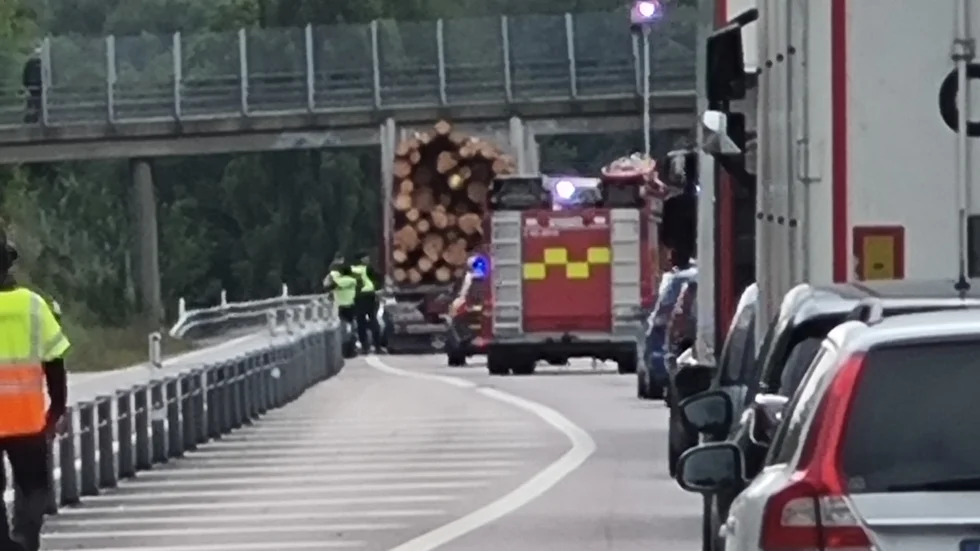 Trafiken var inledningsvis helt avstängd efter olyckan men senare kunde polisen släppa på den växelvis förbi olycksplatsen.