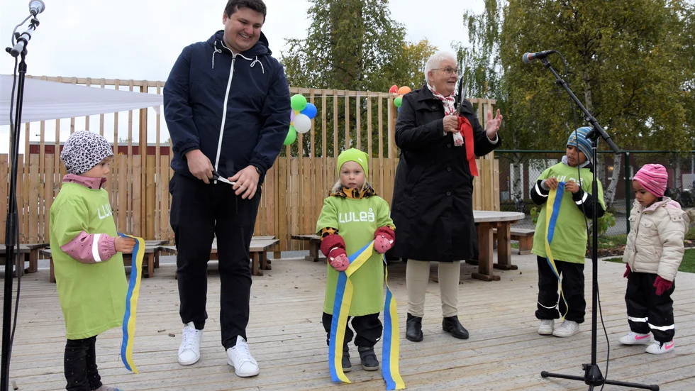 Tre mycket stolta förskolebarnen,  Palia, Edit och Simon klippte bandet som förklarade att Bergets förskola nu är invigt. Fredrik Bruhn, vice ordförande i barn- och utbildningsnämnden och  Anja Johansson, ordförande i stadsbyggnadsnämnden såg till att allt gick rätt till.
