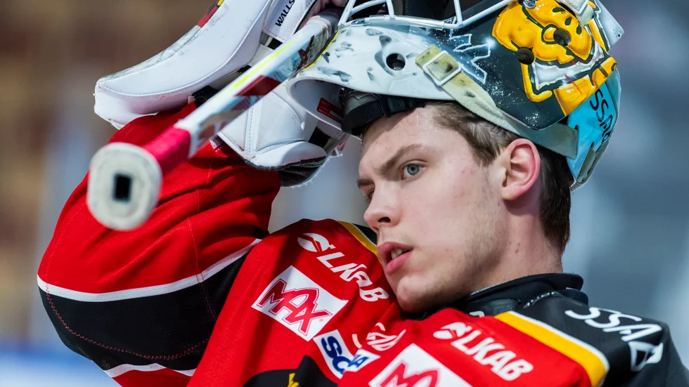 "Jag tycker det har gått helt okej. Det kändes bra under försäsongen, men jag är inte helt nöjd med premiären. En bra dag hade jag tagit skotten jag släppte in", säger Jesper Wallstedt.