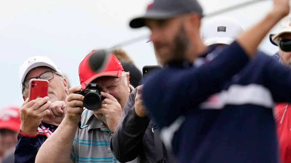 Amerikanska världstvåan Dustin Johnson i fokus under ett av inspelsvarven inför Ryder Cup.