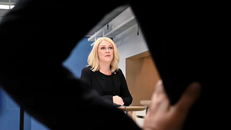 Socialminister Lena Hallengren (S) informerar om regeringens plan för att avveckla restriktionerna.