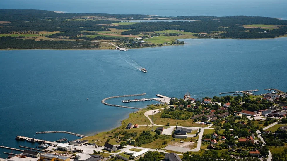 En fast förbindelse över sundet har diskuterats i hundra år. Nu är Trafikverket och Region Gotland överens om att satsa på färjorna. En arbetsgrupp ska se hur trafiken kan utvecklas.