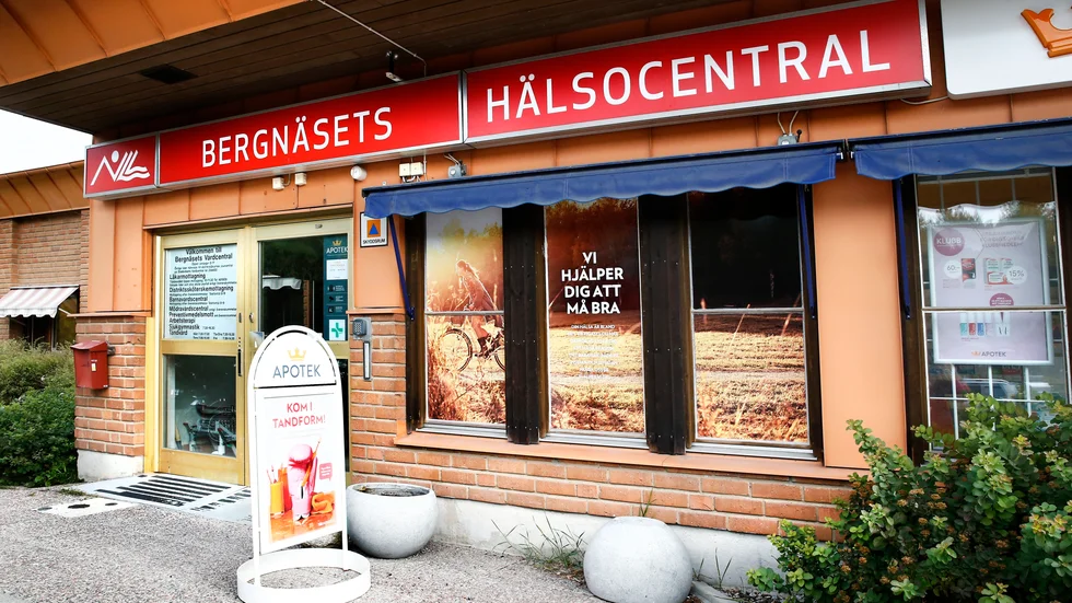 Fyra sjuksköterskor på Bergnäsets hälsocentral är sjukskrivna av utmattning – samtidigt som de kvarvarande två går på knäna på grund av utökade arbetsuppgifter. Nu har Region Norrbotten anmälts till Arbetsmiljöverket. 
